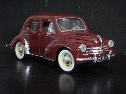 Renault 4Cv de couleur grenat (Vue ct passager)