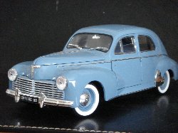 Peugeot 203 1954 de couleur bleu ciel (Vue ct conducteur)