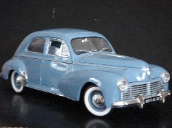 Peugeot 203 1954 de couleur bleu ciel (Vue ct passager)