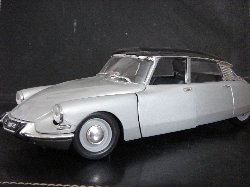 Citron DS 19 1963 de couleur grise, toit noir (Vue ct conducteur)