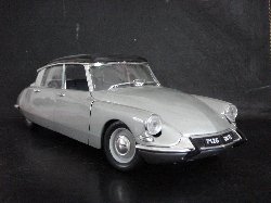 Citron DS 19 1963 de couleur grise, toit noir (Vue ct passager)