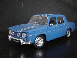 Renault 8 Gordini de couleur bleu  lignes blanches (Vue ct conducteur)