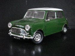 Austin Mini Cooper S de couleur vert fonc, toit blanc (Vue ct passager)