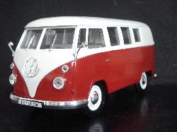 Combi Volkswagen 1966 Type 2 de couleur rouge et blanc (Vue ct conducteur)