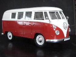 Combi Volkswagen 1966 Type 2 de couleur rouge et blanc (Vue ct passager)