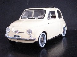 Fiat 500 de couleur jaune pastel, toit ouvrant noir (Vue ct conducteur)