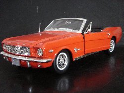 Ford Mustang Cabriolet 1964 de couleur rouge, capote noire (Vue ct conducteur)