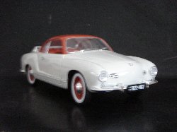 Volkswagen Karmann-Ghia coup 1957 de couleur blanche, toit rouge (Vue ct passager)
