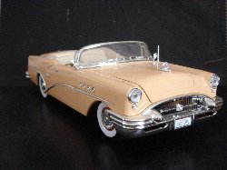 Buick Cabriolet Century 1955 de couleur saumon (Vue ct passager)