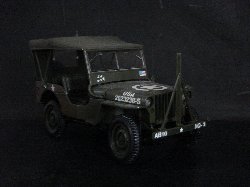Jeep Willys de couleur kaki (Vue ct passager)