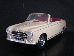 Peugeot 403 Cabriolet 1959 Grand luxe 8Cv de couleur orange pastel, intrieur rouge fonc (Vue ct conducteur)