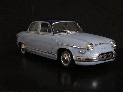 Panhard PL 17 Berline De 1961 de couleur bleu pastel, toit bleu fonc (Vue ct passager)