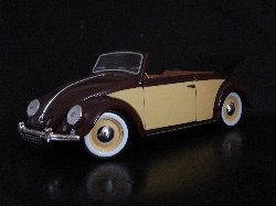 Volkswagen Karmann Coccinelle Cabriolet 1949 de couleur jaune et chocolat, capote noire (Vue ct conducteur)