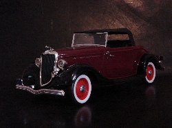 Ford Roadster V8 1934 de couleur grenat, capotte ferme noire (Vue ct conducteur)