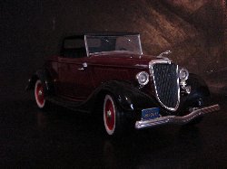 Ford Roadster V8 1934 de couleur grenat, capotte ferme noire (Vue ct passager)