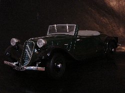 Citron Traction 1938 Type 11B Cabriolet de couleur vert fonc, intrieur et capotte grise (Vue ct conducteur)