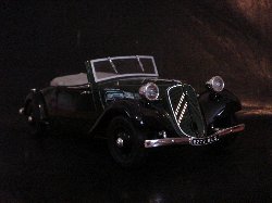Citron Traction 1938 Type 11B Cabriolet de couleur vert fonc, intrieur et capotte grise (Vue ct passager)