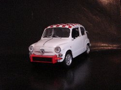 Fiat Abarth 850 Tc 1961 de couleur blanche, toit  damier rouge et blanc (Vue ct conducteur)