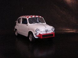 Fiat Abarth 850 Tc 1961 de couleur blanche, toit  damier rouge et blanc (Vue ct passager)