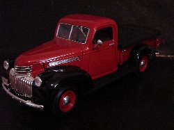 Chevrolet Pick-Up 1946 de couleur rouge fonc, bche noire (Vue ct conducteur)