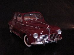 Peugeot 203 Dcouvrable 1954 de couleur grenat, capotte noire (Vue ct passager)