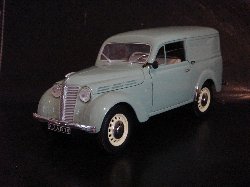 Renault Juvaquatre 1952 de couleur vert pastel (Vue ct conducteur)
