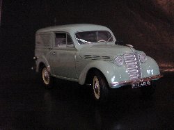 Renault Juvaquatre 1952 de couleur vert pastel (Vue ct passager)