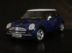New Mini 2000 de couleur bleu mtallis, toit blanc (Vue ct conducteur)