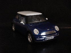 New Mini 2000 de couleur bleu mtallis, toit blanc (Vue ct passager)